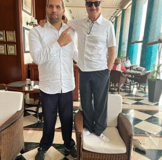 Anupam Kher meets The Great Khali, tickles funny bone with pictures | Anupam Kher meets The Great Khali, tickles funny bone with pictures