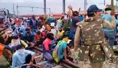 Train services affected amid protest against Agnipath in Indore | Train services affected amid protest against Agnipath in Indore