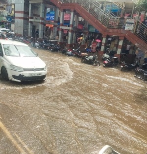 Heavy rain in Delhi causes waterlogging, traffic snarls | Heavy rain in Delhi causes waterlogging, traffic snarls