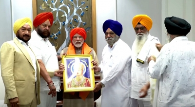 Sikh delegation meets PM Modi at his residence | Sikh delegation meets PM Modi at his residence
