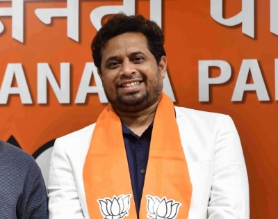 Two BJP MPs detained by Kolkata police | Two BJP MPs detained by Kolkata police Two BJP MPs detained by Kolkata police | Two BJP MPs detained by Kolkata police