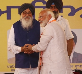 Modi calls up Badal to enquire about his health | Modi calls up Badal to enquire about his health