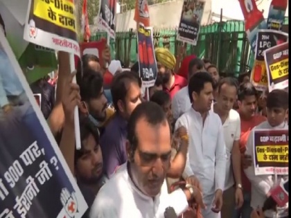 Youth Congress protests in Delhi over LPG and fuel price hike | Youth Congress protests in Delhi over LPG and fuel price hike