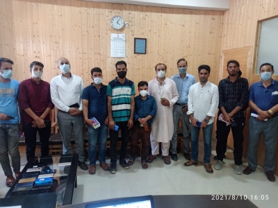 Cyber Police in Kashmir recovers, returns smartphones worth lakhs | Cyber Police in Kashmir recovers, returns smartphones worth lakhs
