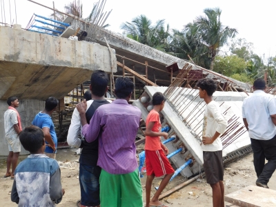 Three dead as under-construction bridge collapses in Bengal (lead) | Three dead as under-construction bridge collapses in Bengal (lead) Three dead as under-construction bridge collapses in Bengal (lead) | Three dead as under-construction bridge collapses in Bengal (lead)