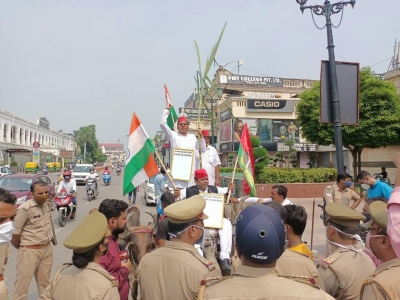 Oppn protests outside UP Assembly as Monsoon Session begins | Oppn protests outside UP Assembly as Monsoon Session begins