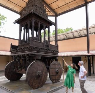 Tim Cook visits Lodhi Art District, National Crafts Museum in Delhi | Tim Cook visits Lodhi Art District, National Crafts Museum in Delhi
