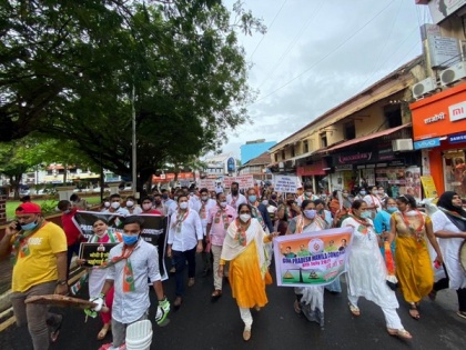 Goa Cong holds protest, demands reduction in fuel prices | Goa Cong holds protest, demands reduction in fuel prices