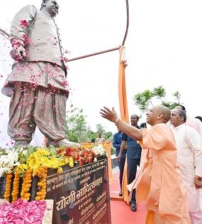 Yogi unveils Kalyan Singh's statute | Yogi unveils Kalyan Singh's statute