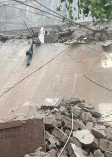 Under renovation house collapses in Delhi, 5 trapped | Under renovation house collapses in Delhi, 5 trapped Under renovation house collapses in Delhi, 5 trapped | Under renovation house collapses in Delhi, 5 trapped