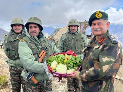 Northern Army commander visits forward areas in Kargil | Northern Army commander visits forward areas in Kargil