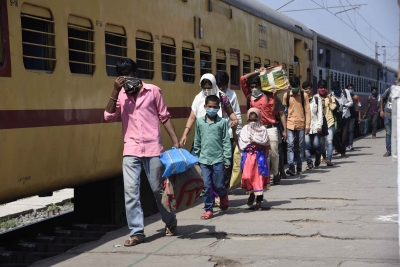 Special trains stopped, migrants remain stuck in Karnataka | Special trains stopped, migrants remain stuck in Karnataka