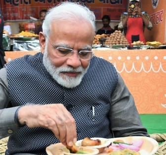 PM Modi munches on 'litti-chokha', 'kulhad chai' | PM Modi munches on 'litti-chokha', 'kulhad chai' PM Modi munches on 'litti-chokha', 'kulhad chai' | PM Modi munches on 'litti-chokha', 'kulhad chai'