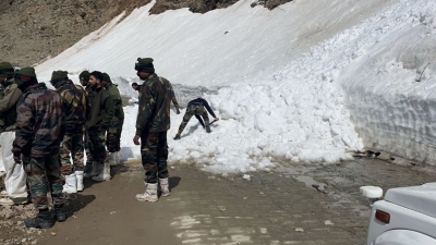 8 injured after snow slide hits vehicle in J&K's Kupwara | 8 injured after snow slide hits vehicle in J&K's Kupwara 8 injured after snow slide hits vehicle in J&K's Kupwara | 8 injured after snow slide hits vehicle in J&K's Kupwara