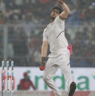 India suffer blow as Umesh Yadav limps off the field on third day | India suffer blow as Umesh Yadav limps off the field on third day