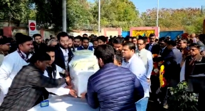 MP leaders reach Bhopal airport to receive Sharad Yadav's mortal remains | MP leaders reach Bhopal airport to receive Sharad Yadav's mortal remains
