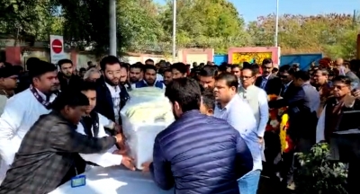 MP leaders reach Bhopal airport to receive Sharad Yadav's mortal remains | MP leaders reach Bhopal airport to receive Sharad Yadav's mortal remains MP leaders reach Bhopal airport to receive Sharad Yadav's mortal remains | MP leaders reach Bhopal airport to receive Sharad Yadav's mortal remains