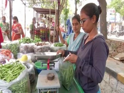 Due to financial crisis, 3rd-year medical student forced to sell vegetables with mother | Due to financial crisis, 3rd-year medical student forced to sell vegetables with mother Due to financial crisis, 3rd-year medical student forced to sell vegetables with mother | Due to financial crisis, 3rd-year medical student forced to sell vegetables with mother