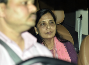 Wife Sunita meets Arvind Kejriwal at ED office for 3rd time | Wife Sunita meets Arvind Kejriwal at ED office for 3rd time