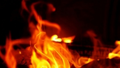 Hotel staff set ablaze Army officer's car in Lucknow | Hotel staff set ablaze Army officer's car in Lucknow