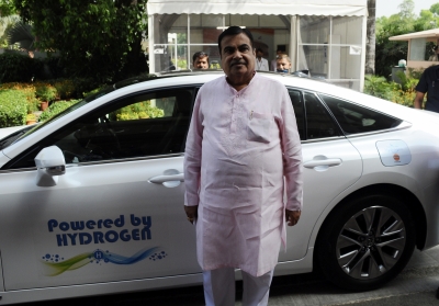 Gadkari reaches Parliament in hydrogen-powered car | Gadkari reaches Parliament in hydrogen-powered car