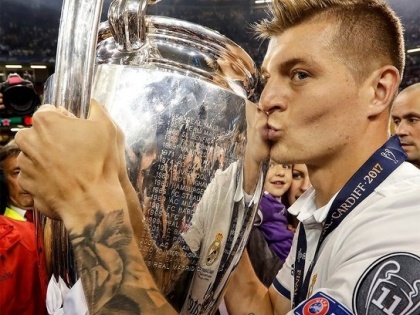 Toni Kroos signs new Real Madrid contract | Toni Kroos signs new Real Madrid contract