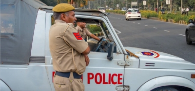 Delhi: Man attacks cops, arrested | Delhi: Man attacks cops, arrested