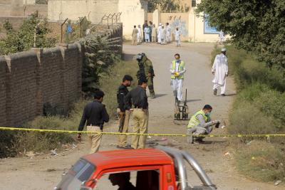 Gunmen kill 2 policemen in Pak on polio vaccination duty | Gunmen kill 2 policemen in Pak on polio vaccination duty
