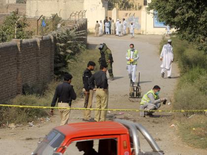 3 Pakistani policemen injured during firing on polio team | 3 Pakistani policemen injured during firing on polio team