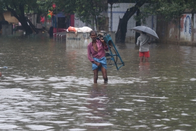 Heavy rains in Chennai leave 2 dead, SDRF on standby | Heavy rains in Chennai leave 2 dead, SDRF on standby