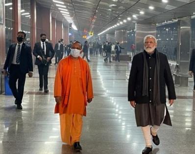 Modi makes surprise visit to Varanasi station | Modi makes surprise visit to Varanasi station