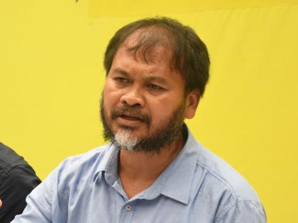 Assam MLA Akhil Gogoi protests outside Assembly over power crisis | Assam MLA Akhil Gogoi protests outside Assembly over power crisis