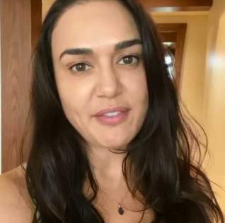 Preity shares photo of empty street as LA goes into lockdown before Xmas | Preity shares photo of empty street as LA goes into lockdown before Xmas Preity shares photo of empty street as LA goes into lockdown before Xmas | Preity shares photo of empty street as LA goes into lockdown before Xmas