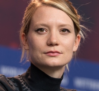Mia Wasikowska is apretty content after leaving Hollywood | Mia Wasikowska is apretty content after leaving Hollywood
