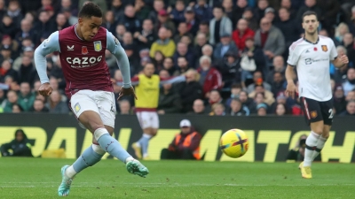 Premier League: Aston Villa stun Man United; Arsenal beat Chelsea by solitary goal | Premier League: Aston Villa stun Man United; Arsenal beat Chelsea by solitary goal