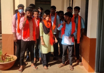 Saffron Scarf vs Hijab Row: College management to hold parents' meeting in K'taka | Saffron Scarf vs Hijab Row: College management to hold parents' meeting in K'taka