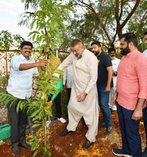 Sanjay Dutt urges everyone to plant more trees | Sanjay Dutt urges everyone to plant more trees Sanjay Dutt urges everyone to plant more trees | Sanjay Dutt urges everyone to plant more trees