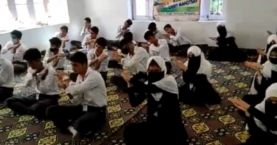 Muslim scholars seek ban on singing 'bhajans', 'Surya Namaskar' in Kashmir schools | Muslim scholars seek ban on singing 'bhajans', 'Surya Namaskar' in Kashmir schools Muslim scholars seek ban on singing 'bhajans', 'Surya Namaskar' in Kashmir schools | Muslim scholars seek ban on singing 'bhajans', 'Surya Namaskar' in Kashmir schools