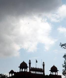 Cloudy sky over Delhi, light rain expected | Cloudy sky over Delhi, light rain expected