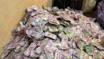 Rs 20 cr seized from residence of Partha Chatterjee's close aide | Rs 20 cr seized from residence of Partha Chatterjee's close aide Rs 20 cr seized from residence of Partha Chatterjee's close aide | Rs 20 cr seized from residence of Partha Chatterjee's close aide