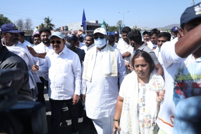 Lingayat seer joins Mekedatu Padayatra; K'taka CM says Cong aiming at political gains | Lingayat seer joins Mekedatu Padayatra; K'taka CM says Cong aiming at political gains