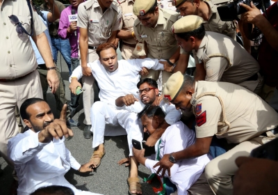 Police remove Congress workers protesting outside ED office | Police remove Congress workers protesting outside ED office