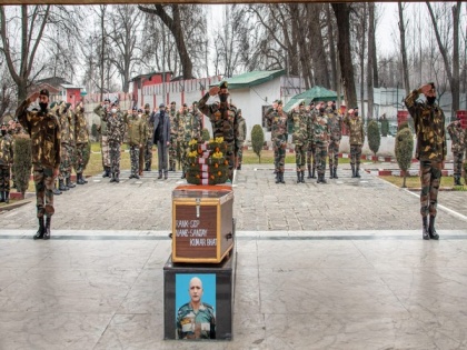 Indian Army pays tribute to soldier killed in Srinagar accident | Indian Army pays tribute to soldier killed in Srinagar accident