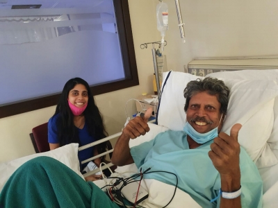 Kapil Dev flashes double thumbs up sign after angioplasty | Kapil Dev flashes double thumbs up sign after angioplasty