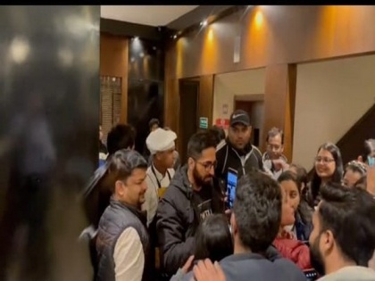 Shillong youth gate-crash Ayushmann's hotel, the actor leaves his dinner to meet them | Shillong youth gate-crash Ayushmann's hotel, the actor leaves his dinner to meet them