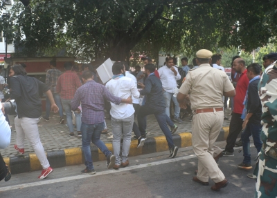 Police detains DUSU President, ABVP members while protest against Delhi govt | Police detains DUSU President, ABVP members while protest against Delhi govt