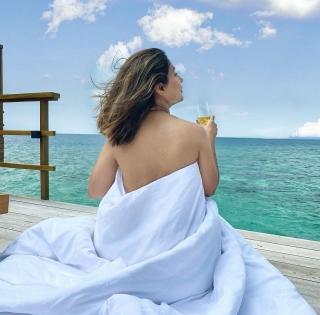 Hina Khan flaunts 'sexy back' from Maldivian vacation | Hina Khan flaunts 'sexy back' from Maldivian vacation Hina Khan flaunts 'sexy back' from Maldivian vacation | Hina Khan flaunts 'sexy back' from Maldivian vacation