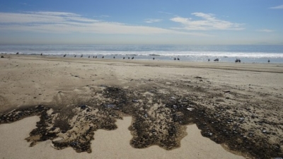 Offshore drilling urged to stop after mass oil spill off California | Offshore drilling urged to stop after mass oil spill off California