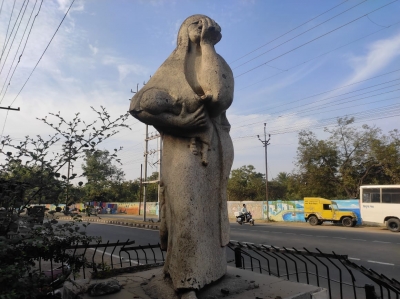 Mother-child statue near Carbide factory epitomises Bhopal gas tragedy | Mother-child statue near Carbide factory epitomises Bhopal gas tragedy