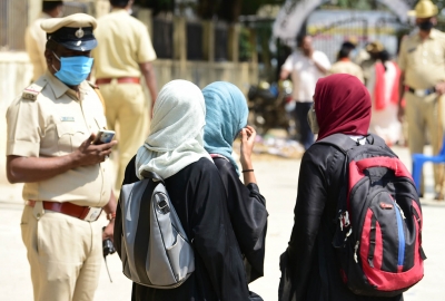 Hijab row leads to confrontation between two K'taka colleges | Hijab row leads to confrontation between two K'taka colleges